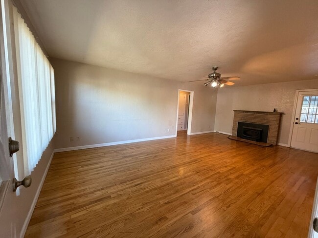 Photo - Single story in the heart of Modesto!