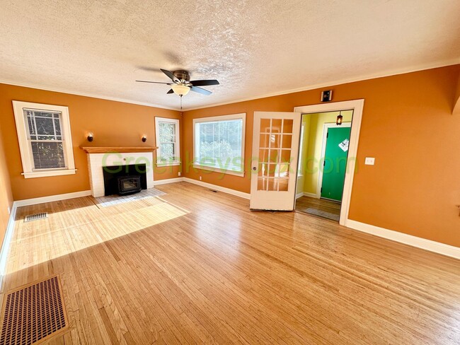 Photo - Wow! Amazing 3-bedroom 1-bath house with large fully fenced backyard