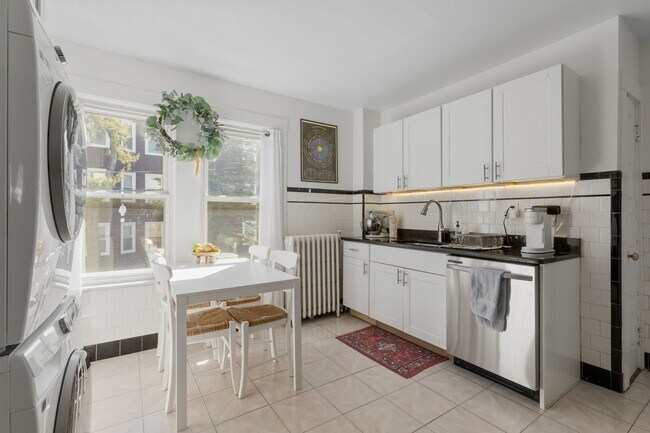 Photo - 9/1 Huge, renovated 3BR near Inman, Kirkla...