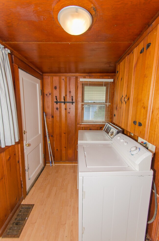 Photo - 3 Bedroom, 1.5 bath Home: Available July 2...