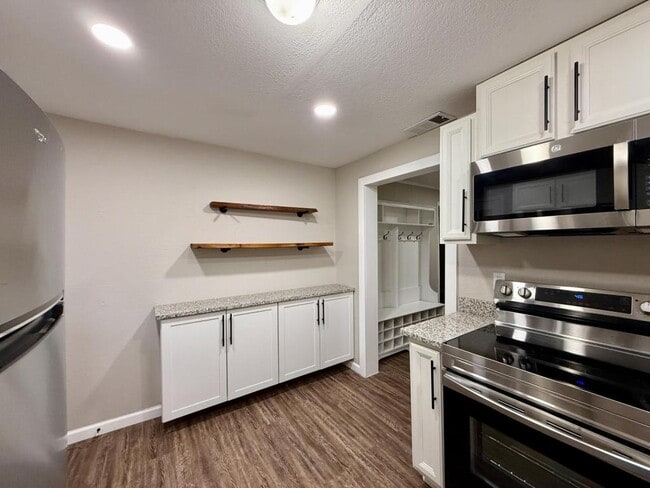 Photo - 11025-11107 107 Cutoff