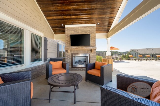 Poolside Lounge