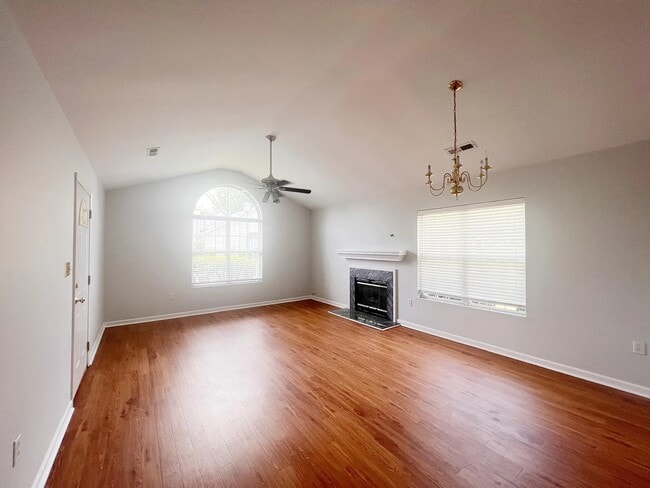 Photo - 105 Woodglen Dr