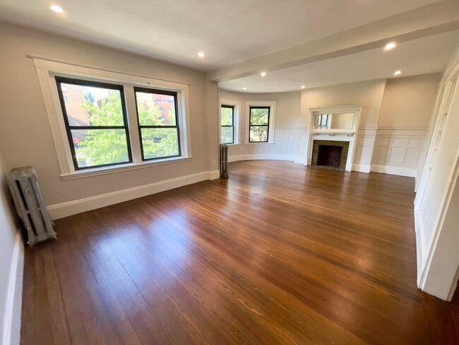 Sala / Comedor - 1857 Beacon St Unidad 2F