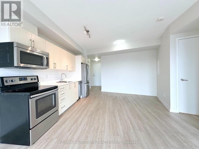 Photo - 763 Woodbine Ave