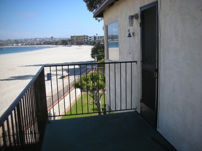 2933-2935 Bayside Walk