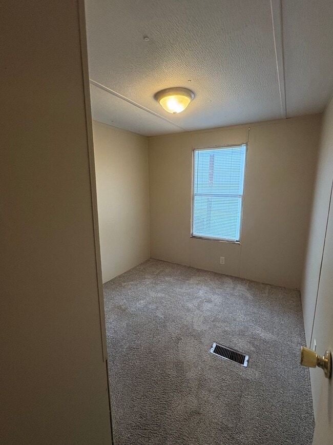 Photo - 3 Bed 2 Bath Mobile Home in Yorktowne!