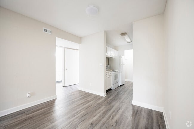 2BD, 2BA Bahia Mar 1,050SF - Dining Room (White Upgrade) - The Breakers Apartments