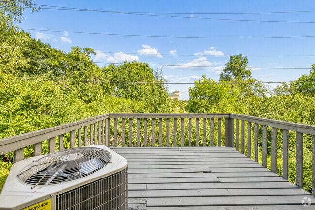 3BR, 2BA - 2,000SF - Balcony