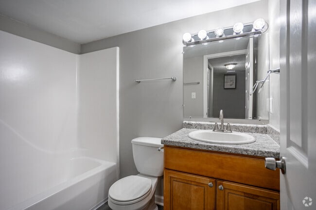 2BR, 1.5BA - 950SF - Bathroom