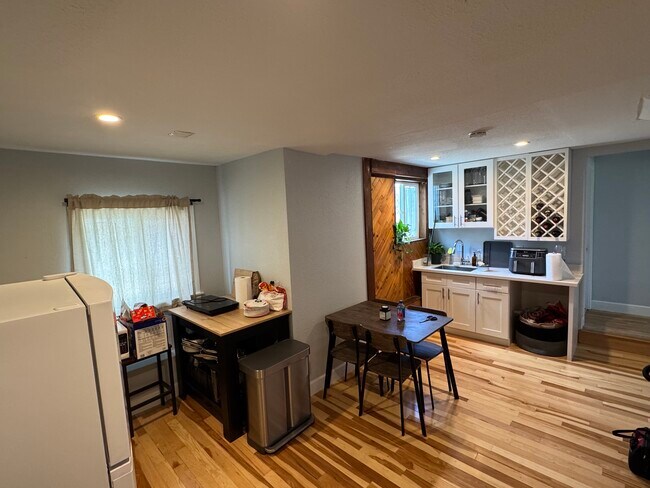 Photo - 4816 Bond St