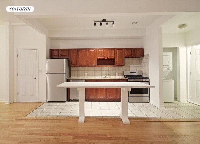 Photo - 784 Halsey St