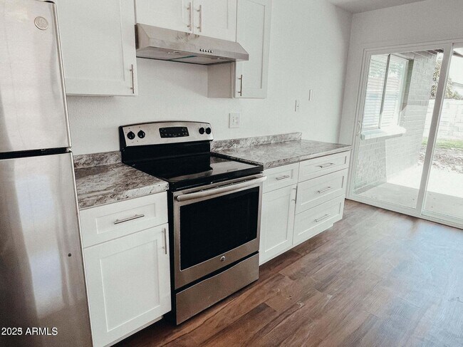 Building Photo - 2342 W Sunnyside Ave Rental
