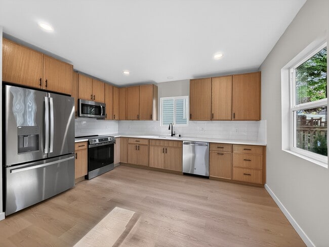 Photo - 925 N 75th St