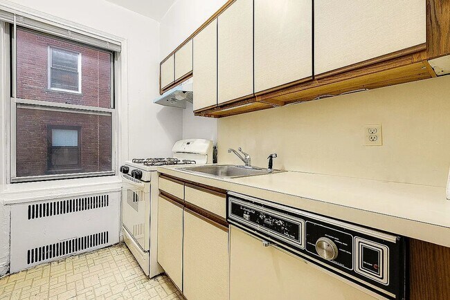 Photo - 110-35 72nd Rd