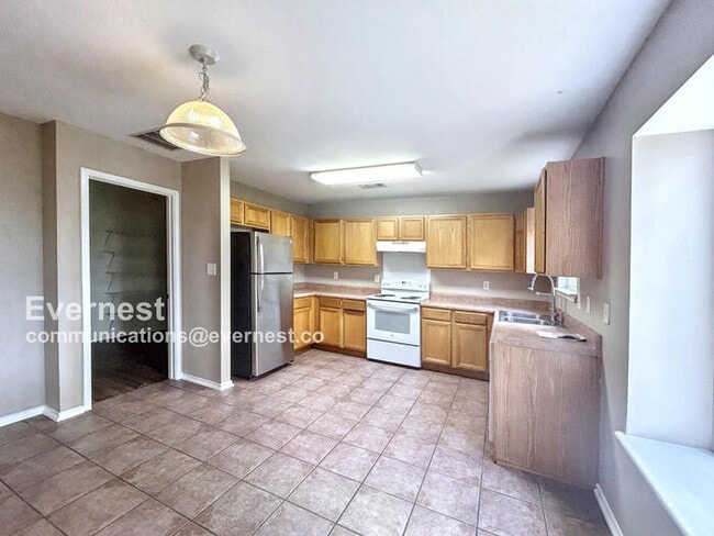 Photo - 2671 Hunt St