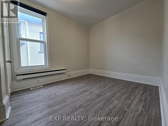 Photo - 1055 Somerset St W