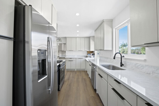 Photo - 8437 Everest St