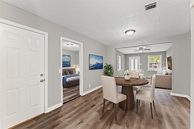 Photo - 3034 Akard St