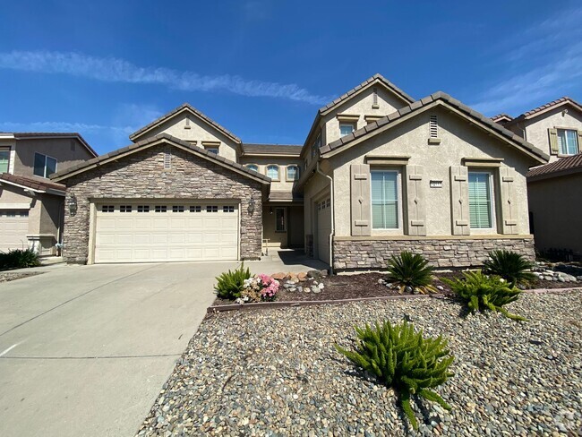 Building Photo - Beautiful 5 Bedroom Home!