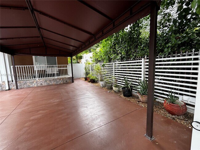 Photo - 1043 NW 33rd St Unidad Front
