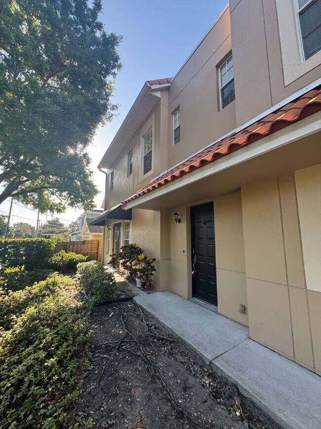 Photo - "Spacious 3-Bed Townhouse Retreat in Tampa's Heart - Modern Comforts Await!" Unit 1