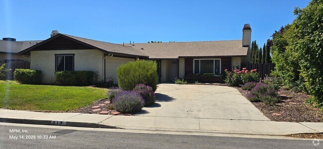 Building Photo - 4 Bedroom 2 bath home with 2 car garage, y...