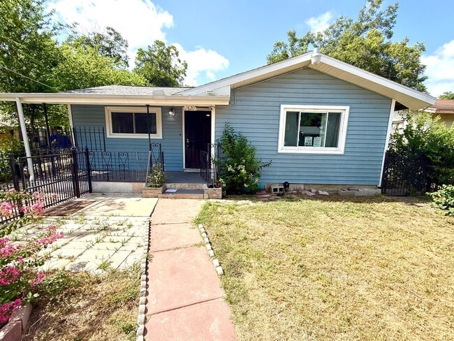 Photo - 1820 W Southcross Blvd