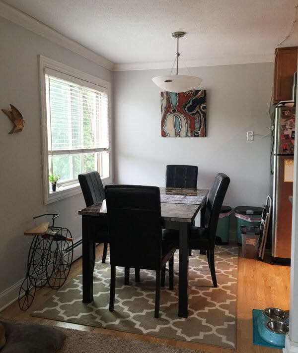Small dining area just off the kitchen, great space for working from home. - 3540 Hennepin Avenue Unidad #307