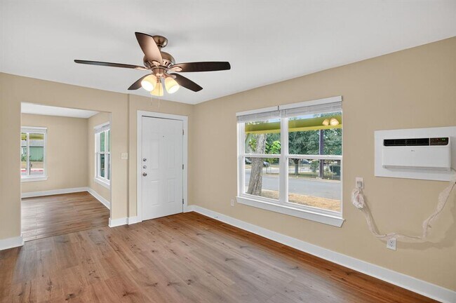 Photo - 515 W 8th St