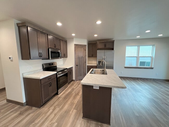 Photo - 215 Kamps St