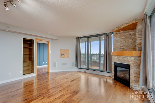 Photo - Spacious 1 Bedroom + Den Home with Exceptional Views in Surrey City Centre Unité 1405