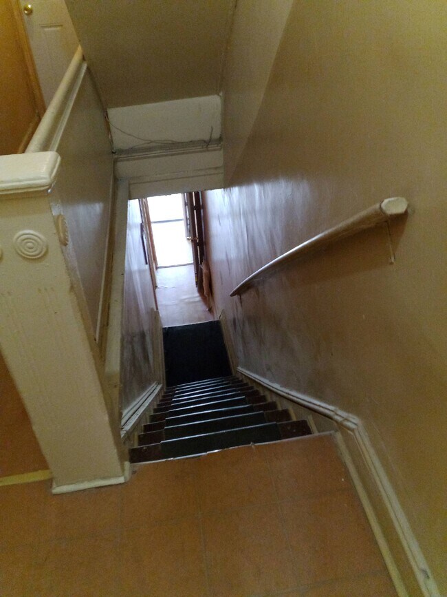 Stairs - 1126-2 W Rockland St Unit FL3