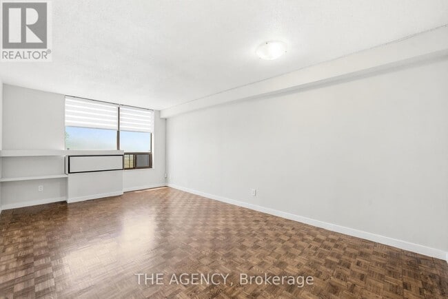 Photo - 2350 Dundas St W Unit 2511A