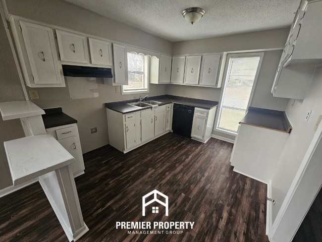 Photo - Spacious 3BR Memphis Home with Vaulted Ceilings, Fireplace & Fenced Backyard