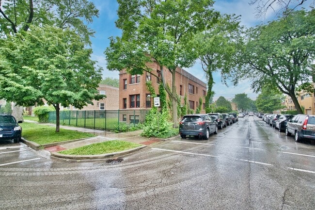 Building Photo - 2437 W North Shore Ave Unit 2