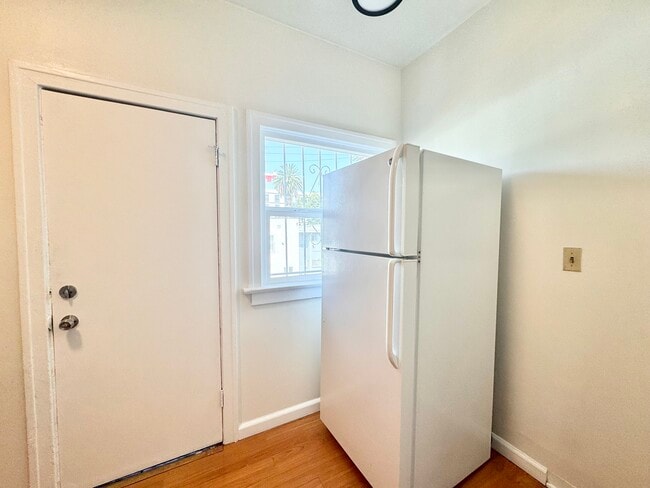 Building Photo - 1415 N Hobart Blvd Unit 1/4 Rental