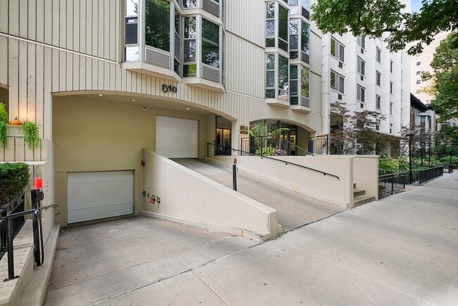 Building Photo - 1340 N Dearborn St Unit 2C