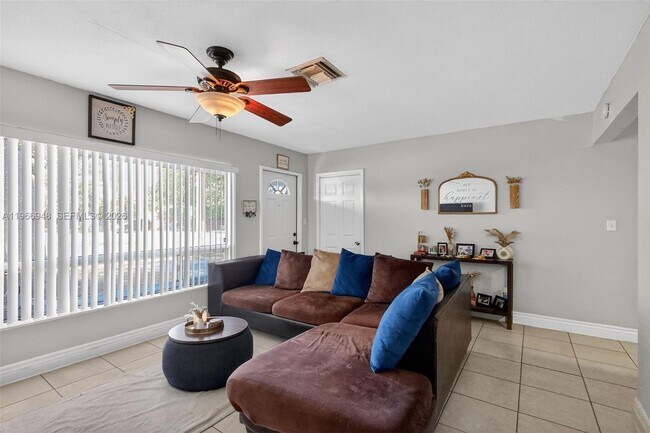 Photo - 6791 Scott St
