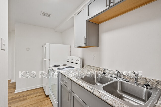 Building Photo - 441-443-445 Library St Unit 6 Rental