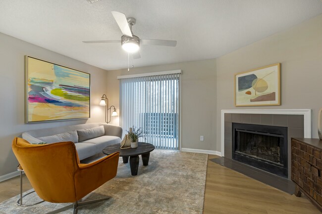 2BR, 2BA - 1,101SF - B2 - Living Room