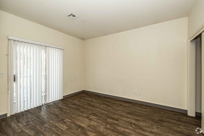 2BR, 2BA - 950SF - Bedroom 2