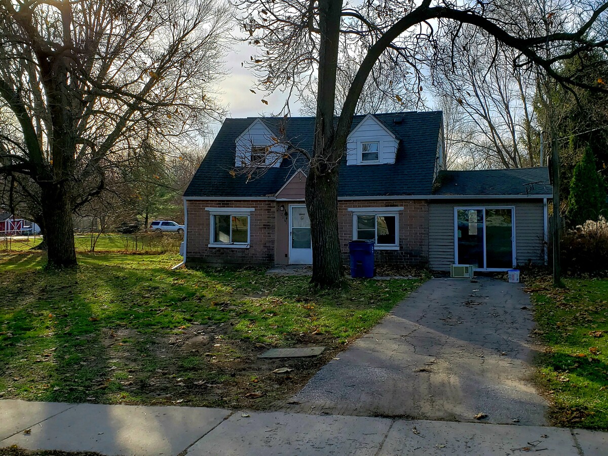 2 or 3 bedroom home with an office. - 527 n shiawassee st