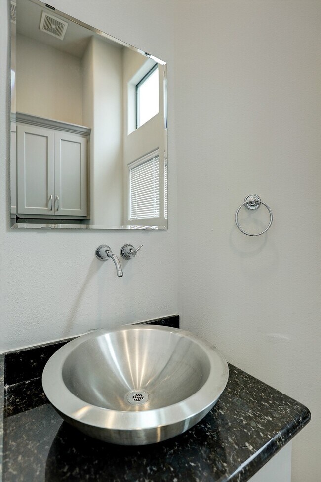Photo - 902 Roy St