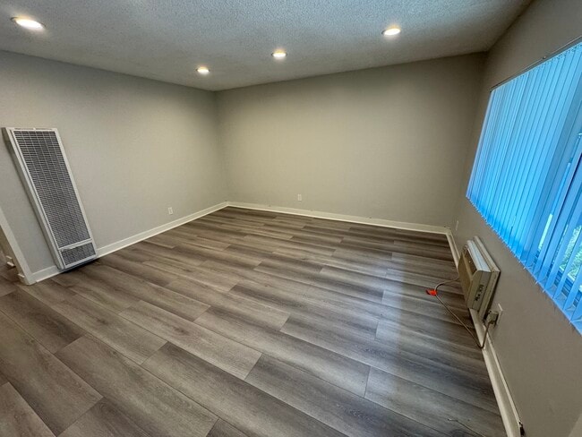 Photo - 325 Milford St Unidad 3