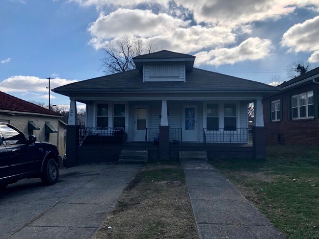 Building Photo - 3212 E Magnolia Ave
