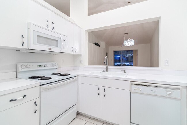 Photo - ***2 BED + DEN/2 BATH - POOL HOME***CLOSE ...