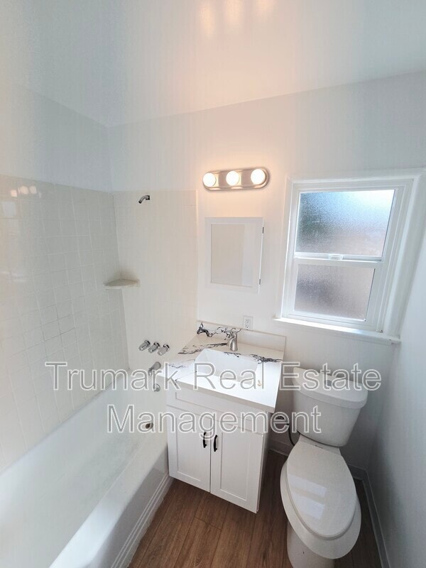 Building Photo - 1552 E Wilson Ave Rental