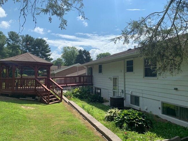 Photo - 924 McBryde Ln
