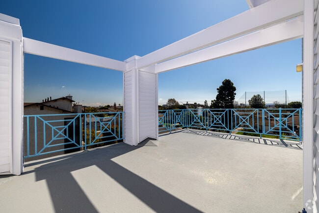 3BR, 3BA - 1,275SF - Patio - 6730 W 86th Pl